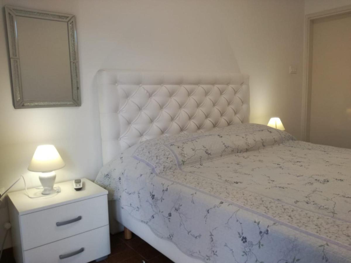 Apartmani Mladina Jelsa  Exteriör bild